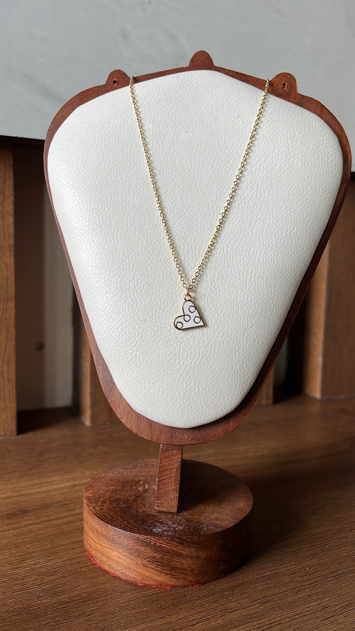 Minimal Heart pendant White