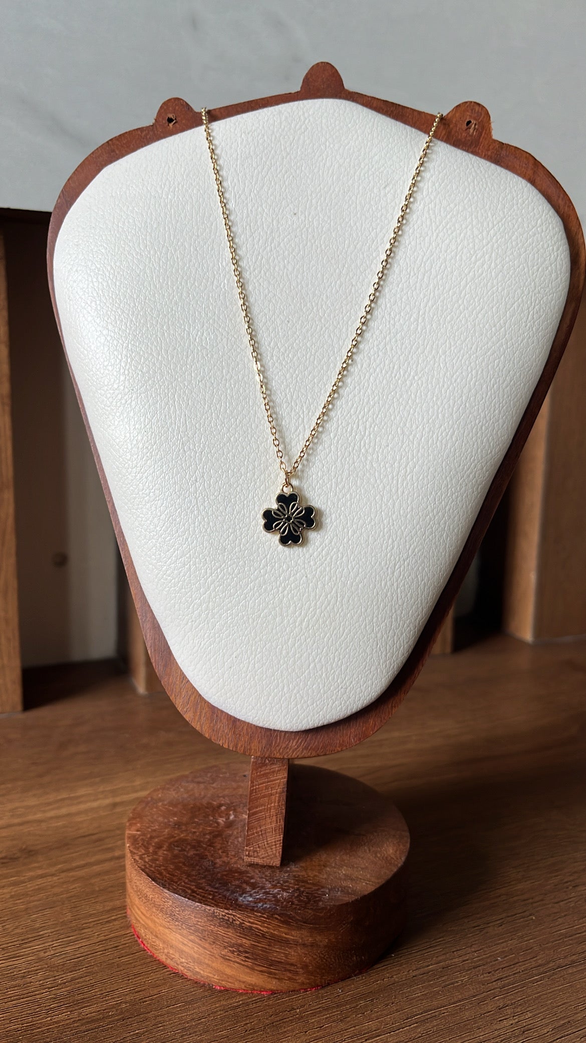 Clover black pendant