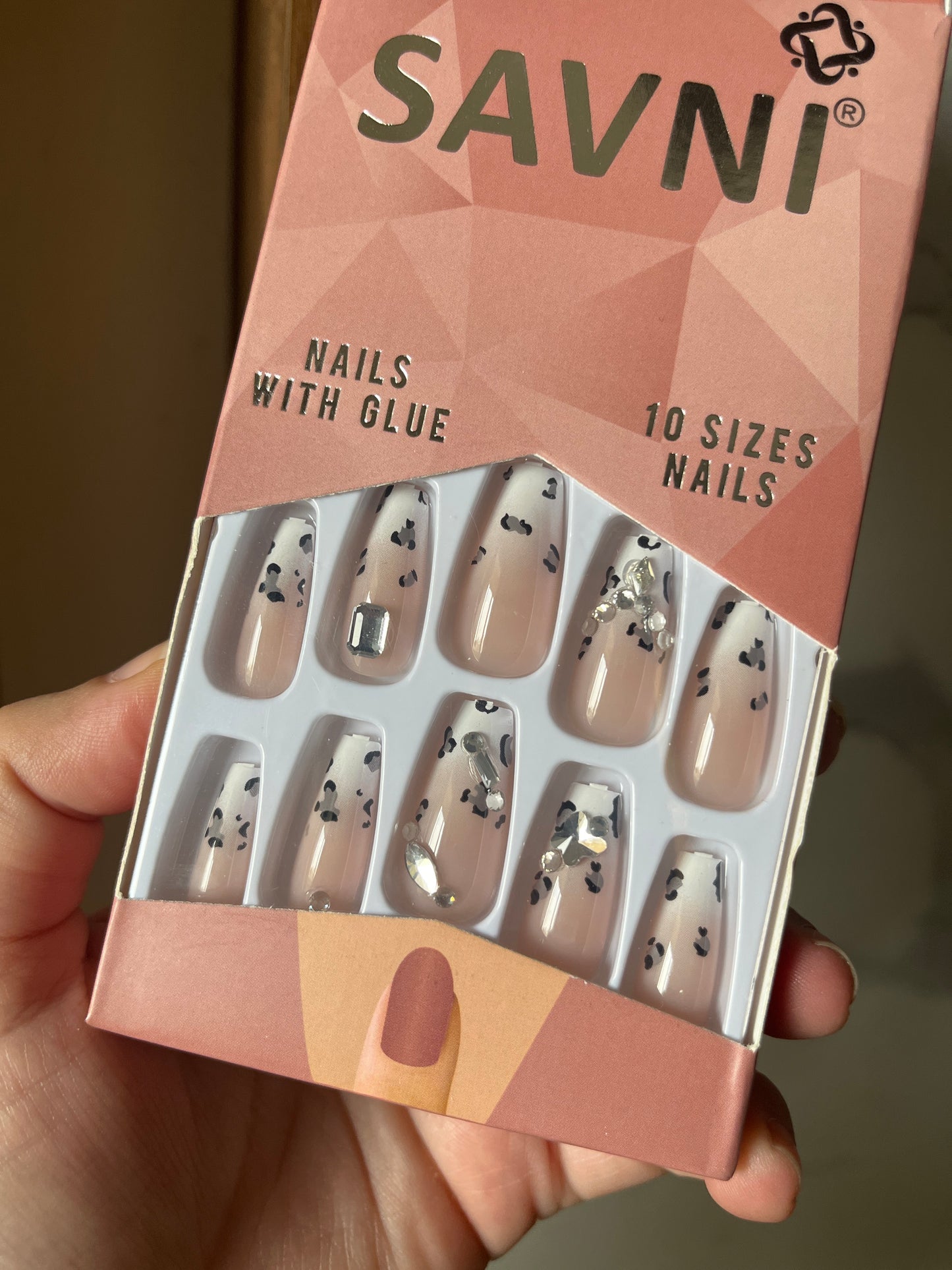 White minimal nails