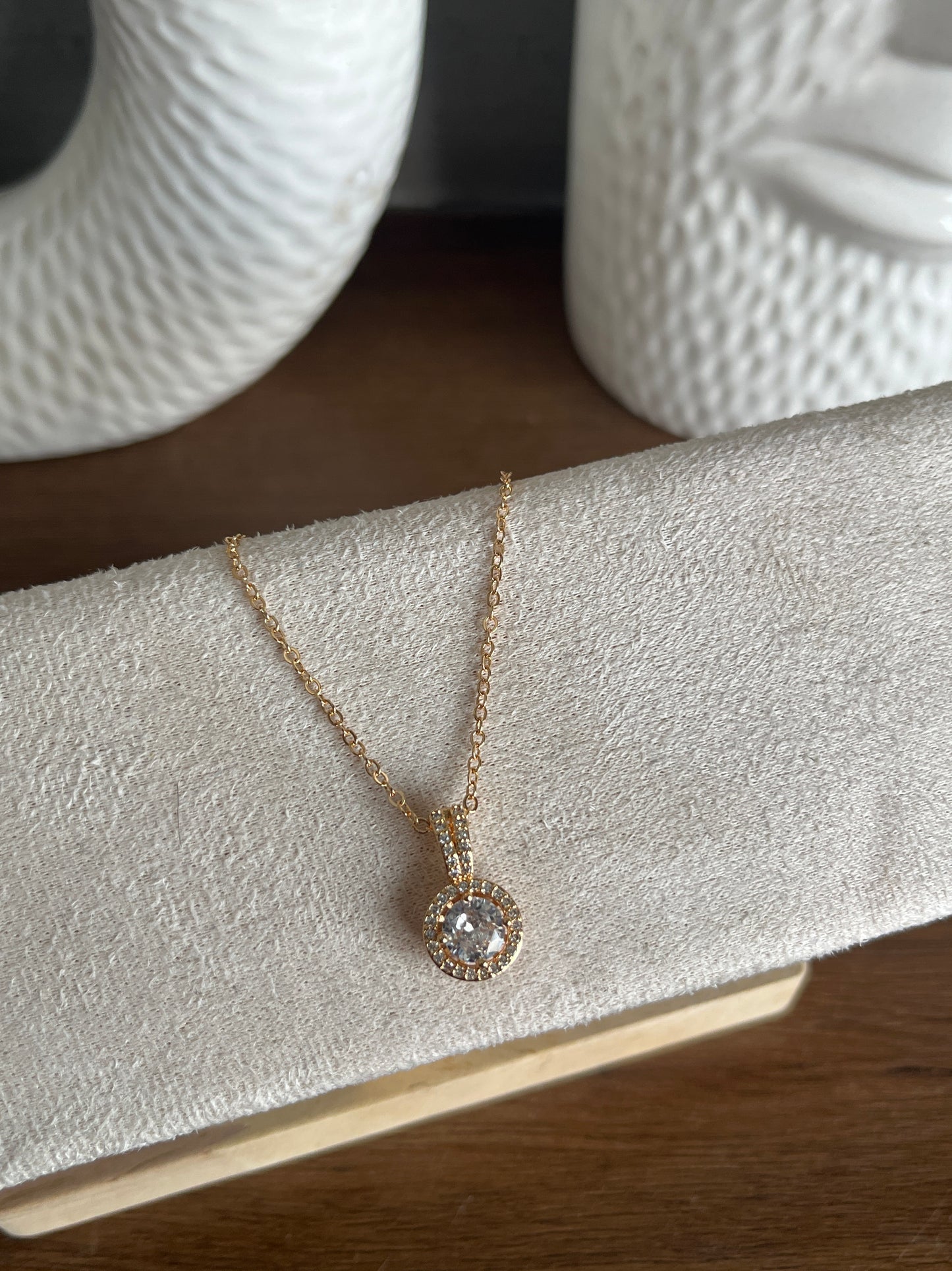 Round solitaire pendant
