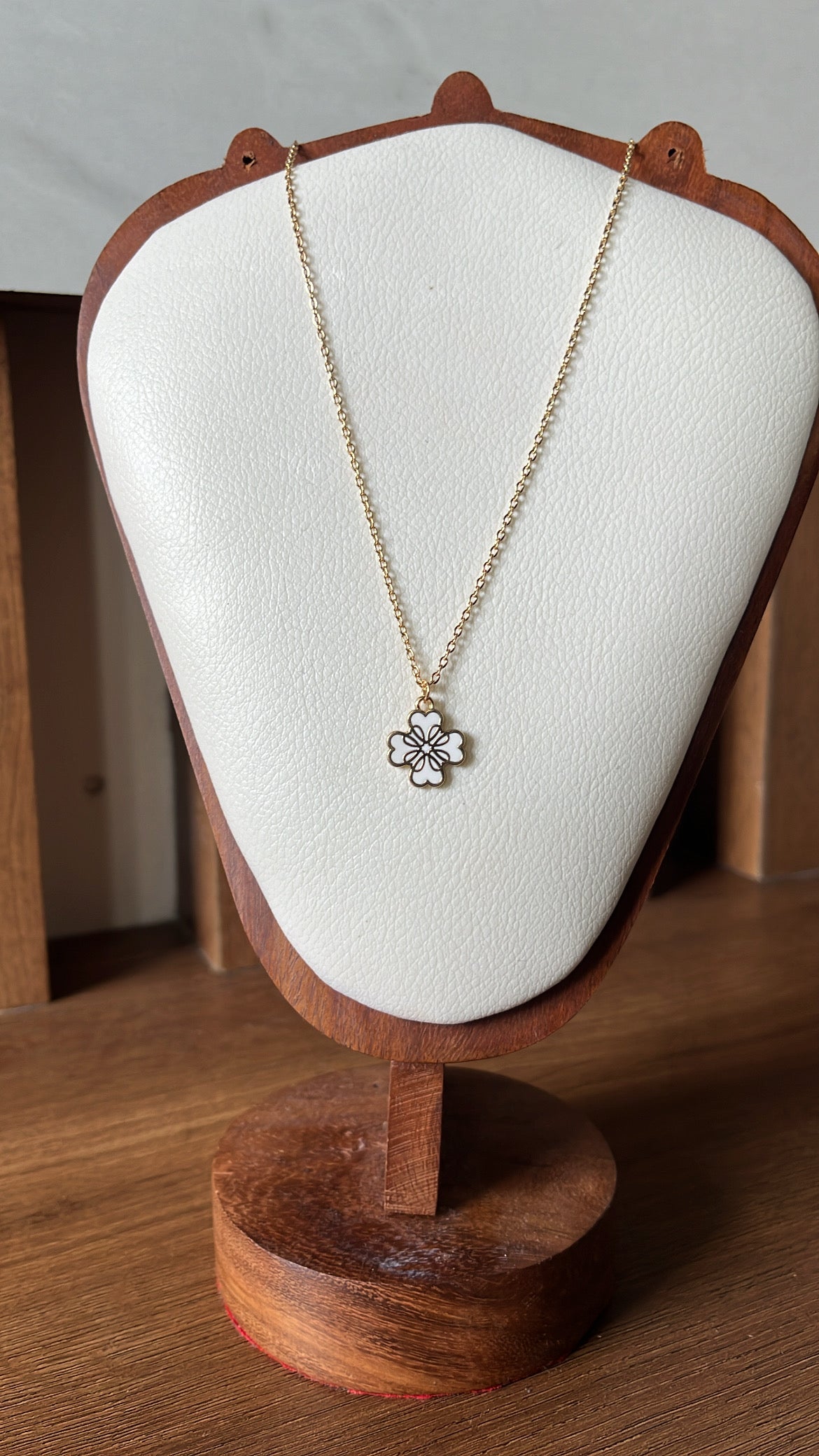 Clover White pendant