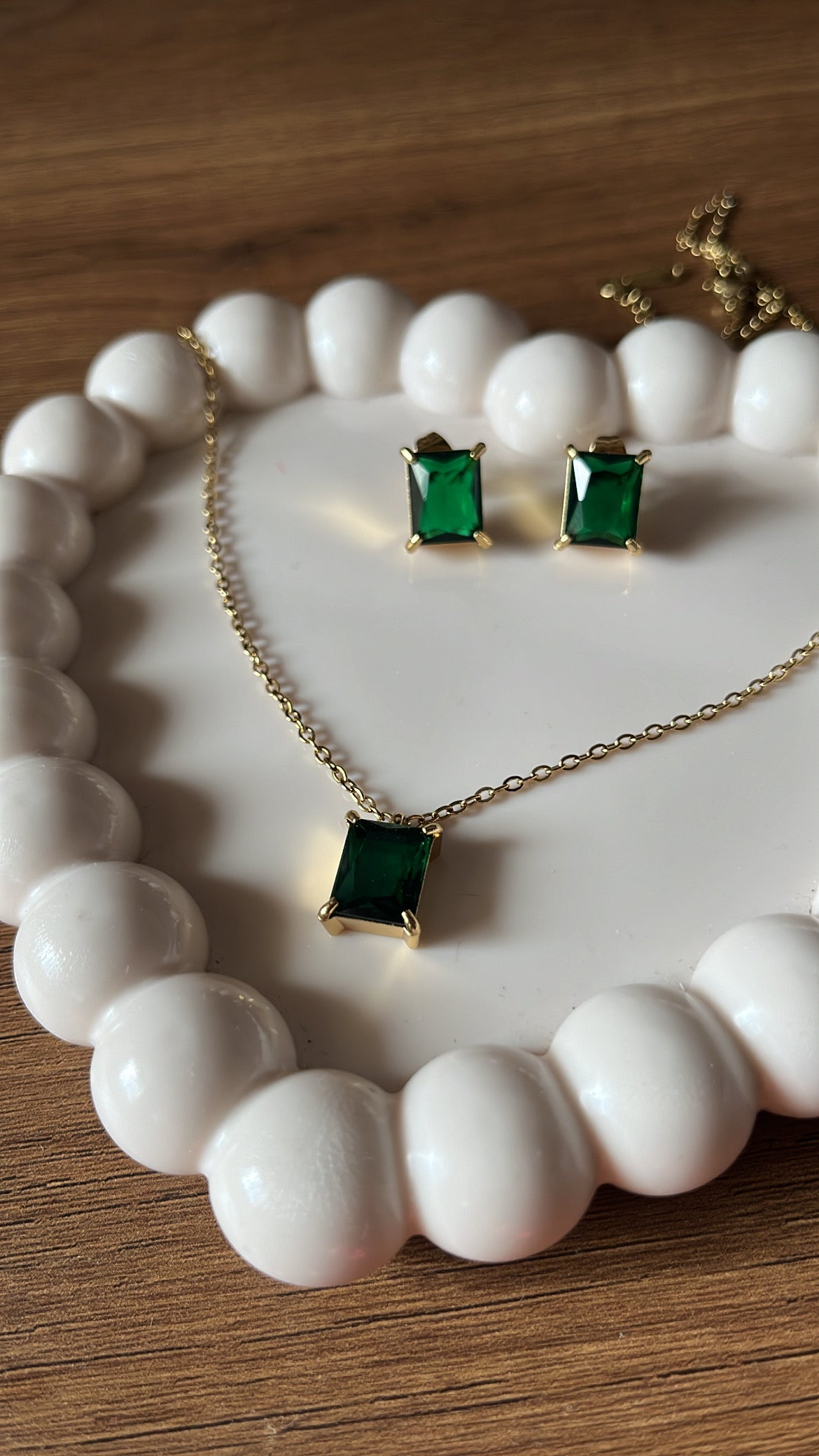 Emerald: Earrings and necklace set