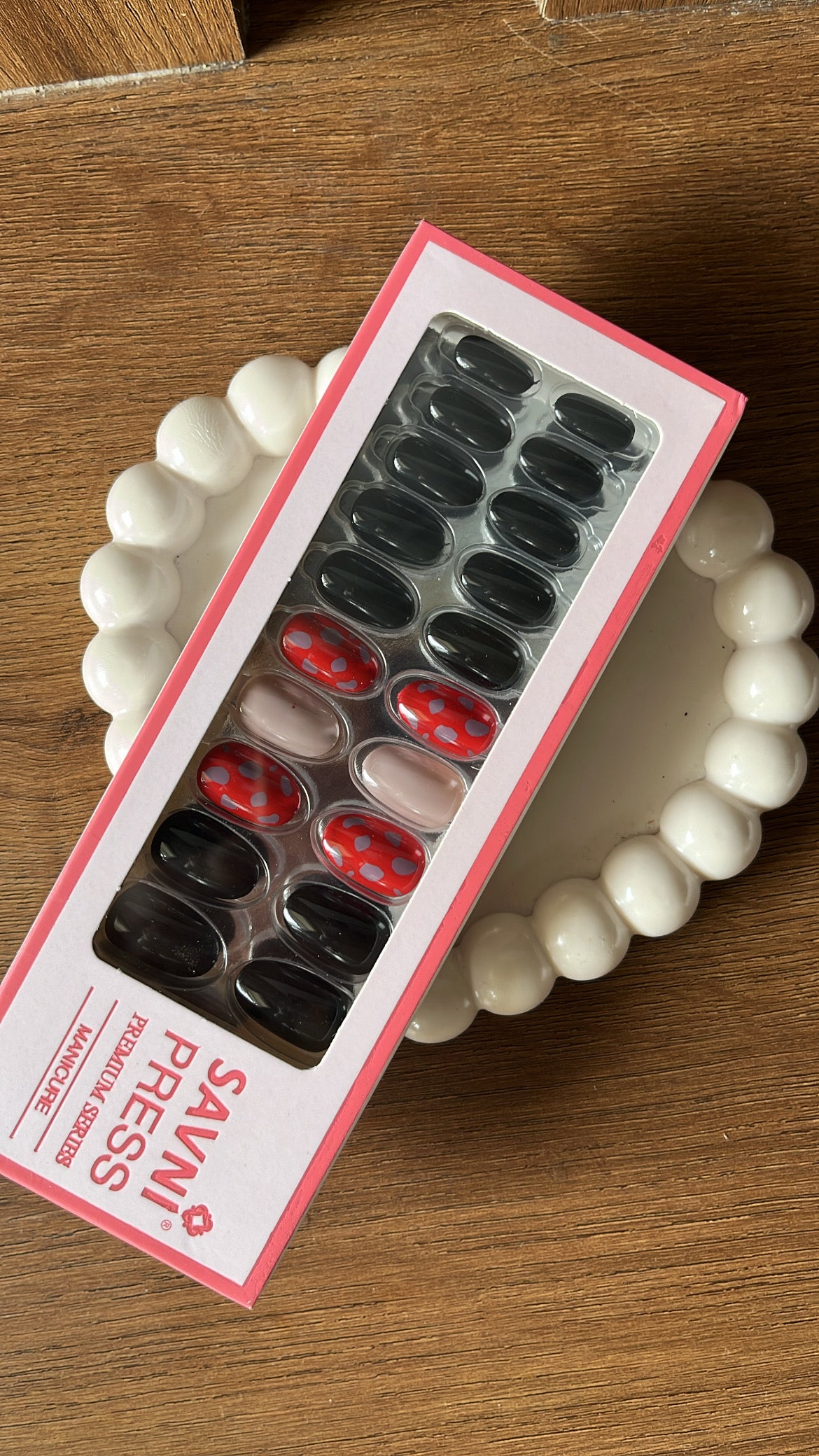 Black: 24 nails in a box - High Quality Nails