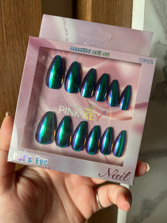 Holographic peacock nails