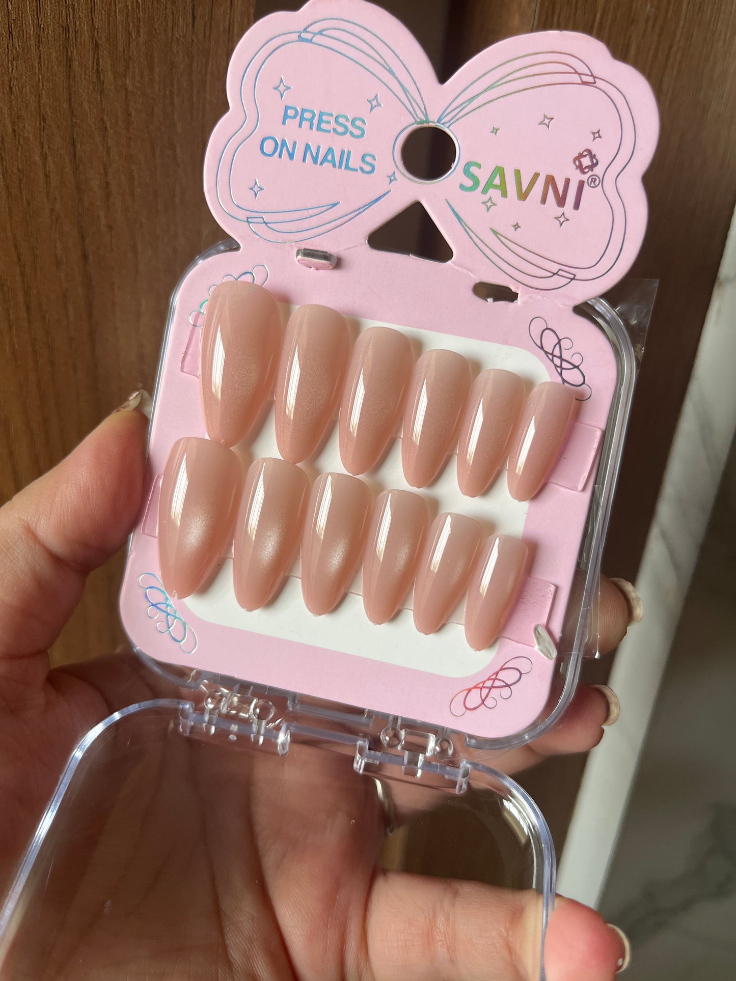 Nude cat eye round finish