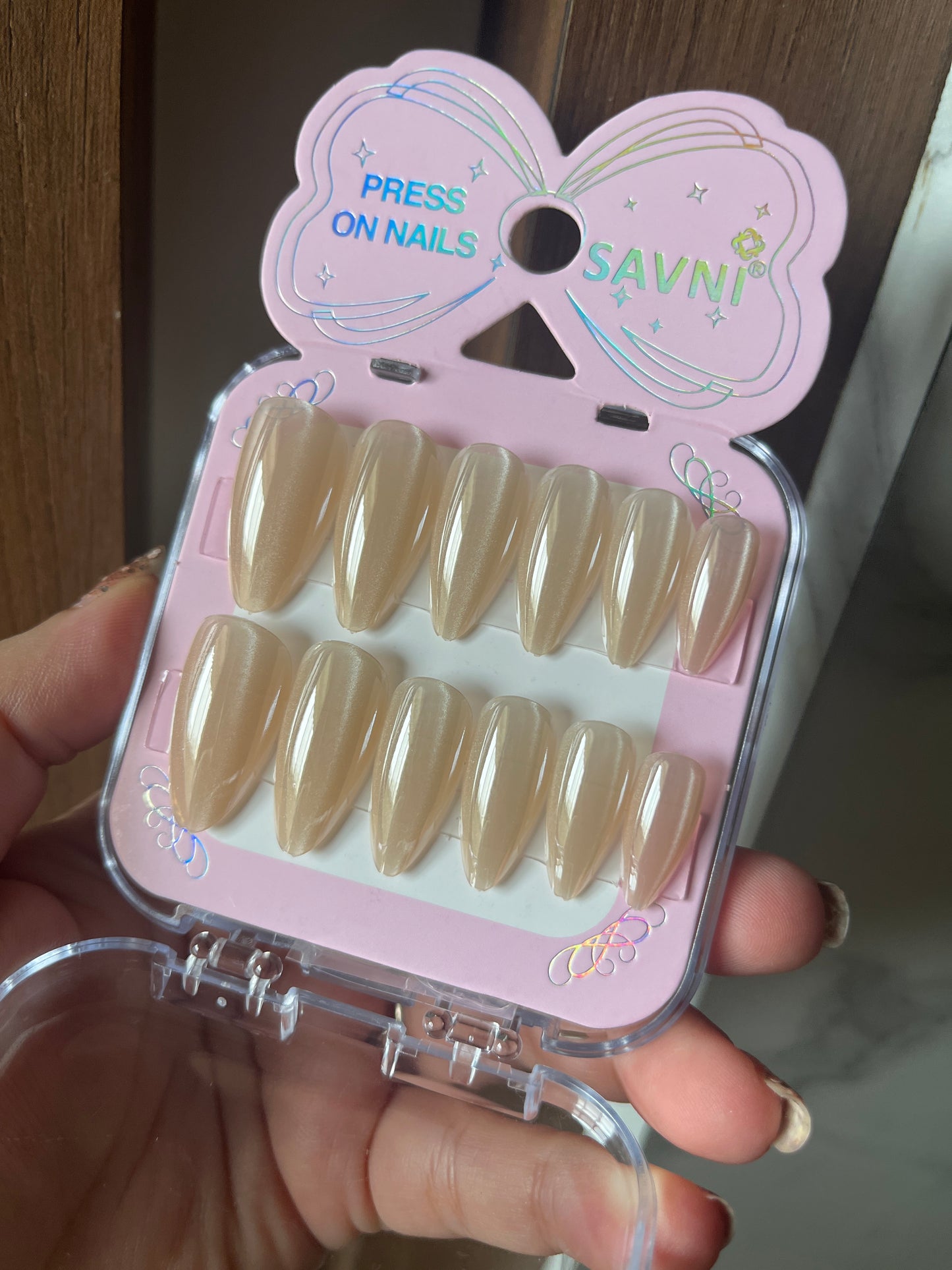 Light Nude cat eye with extra shine