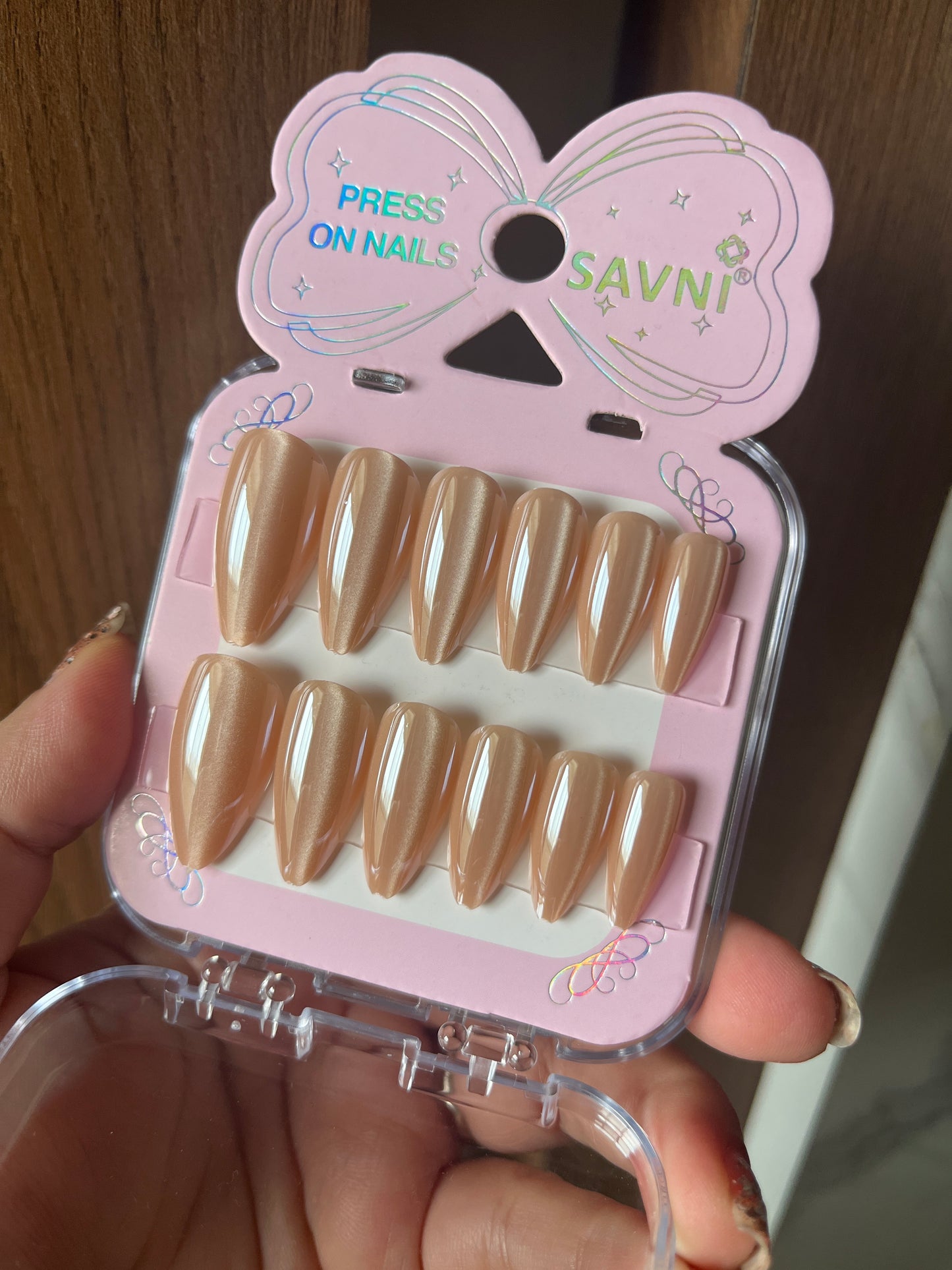 Nude cat eye with extra shine