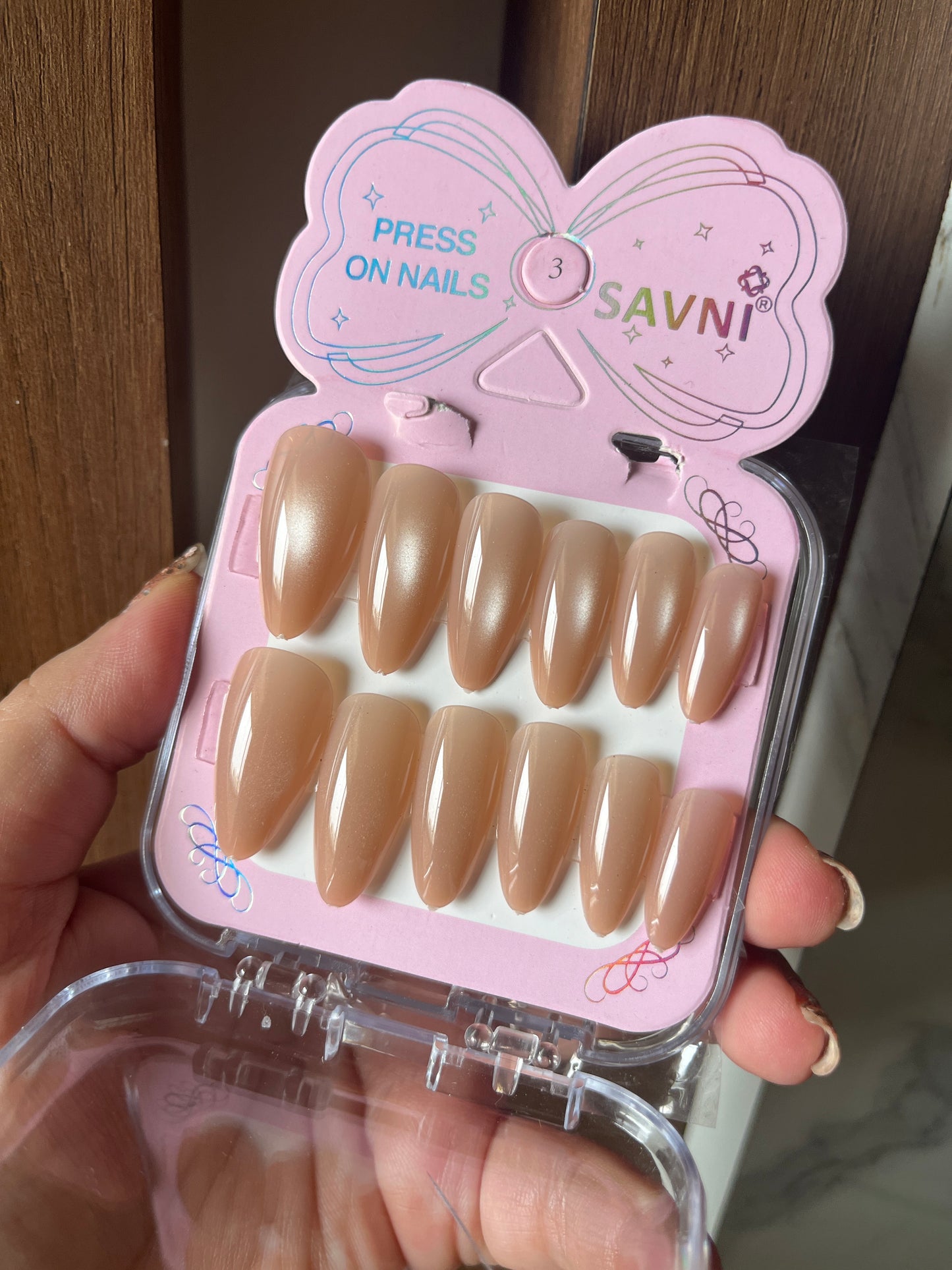 Nude cat eye round finish