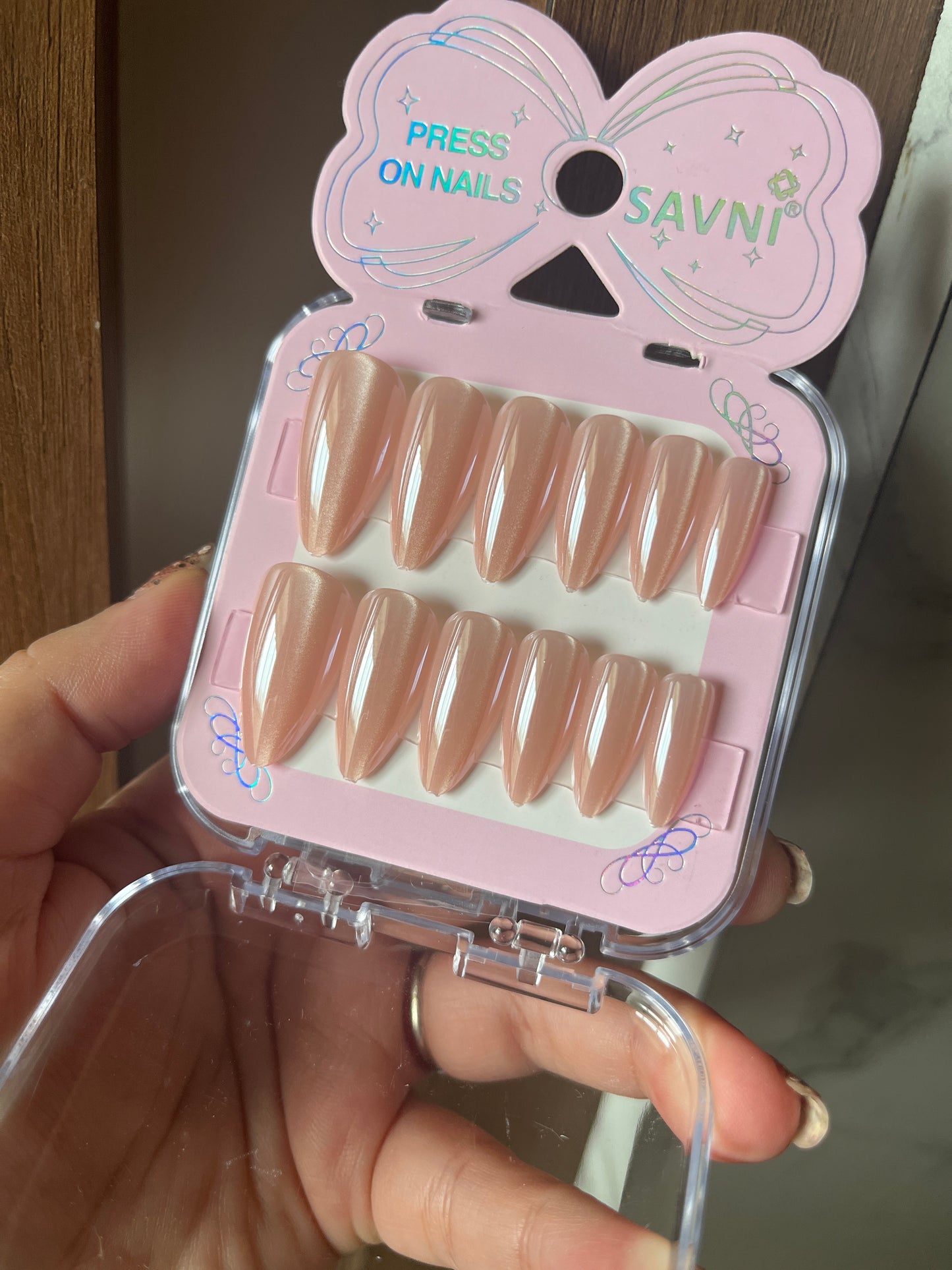 Nude cat eye with extra shine