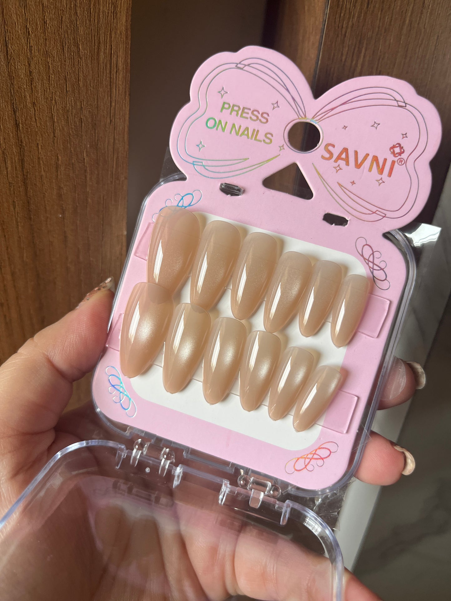 Light Nude cat eye round finish