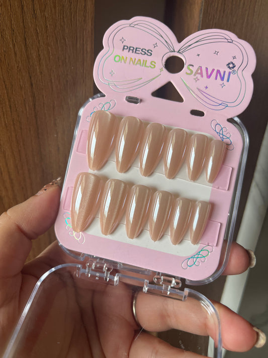 Nude cat eye with extra shine