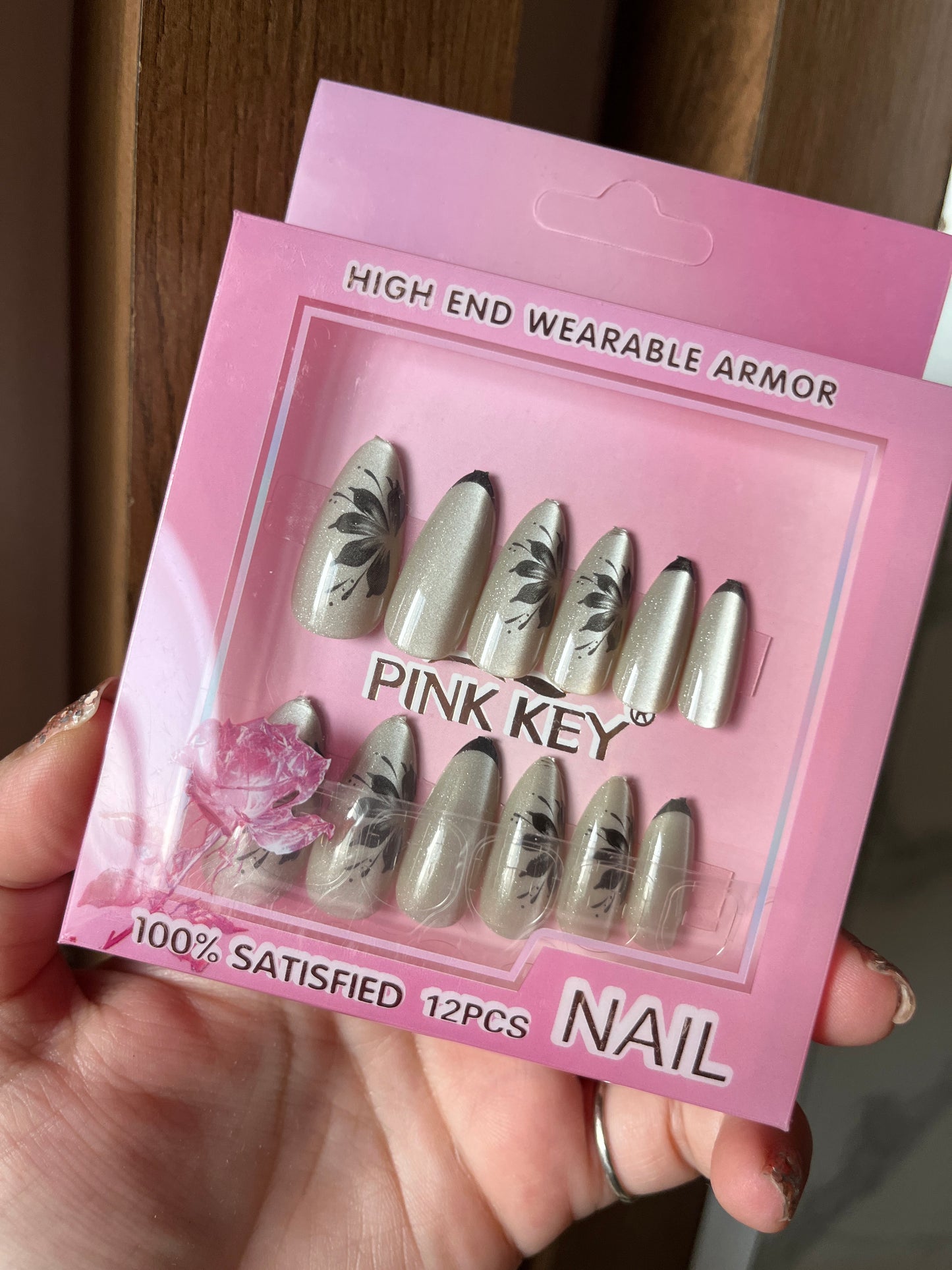 Beige silver cat eye flower