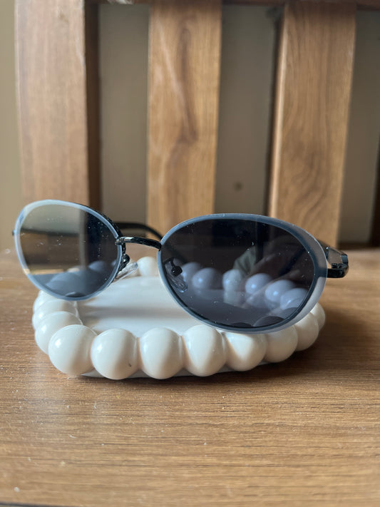Black oval sunglasses