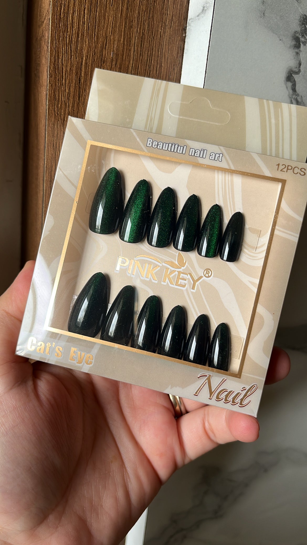 Emerald cat eye nails