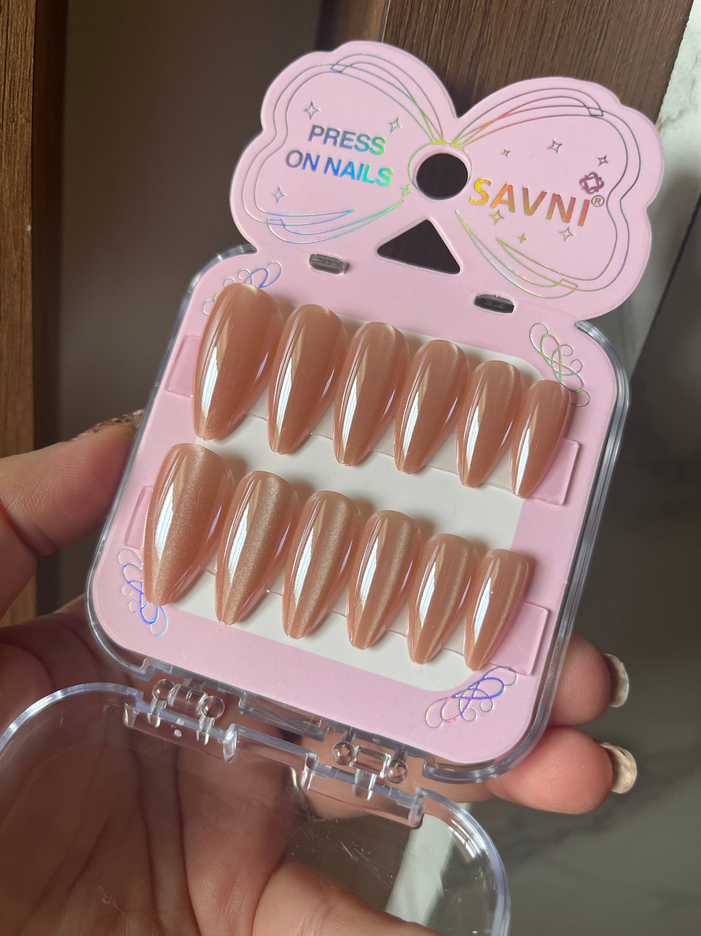 Nude cat eye with extra shine