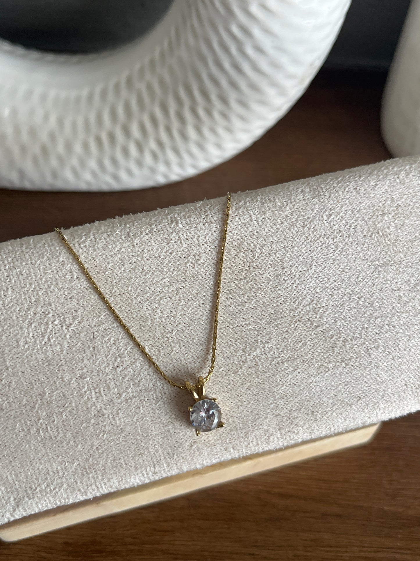 Single solitaire pendant