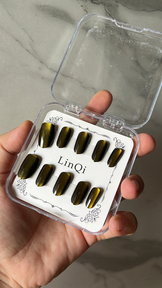 Black Gold Cat Eye Nails