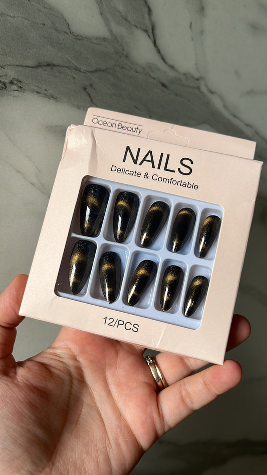 Cat eye Nails - Black and Gold