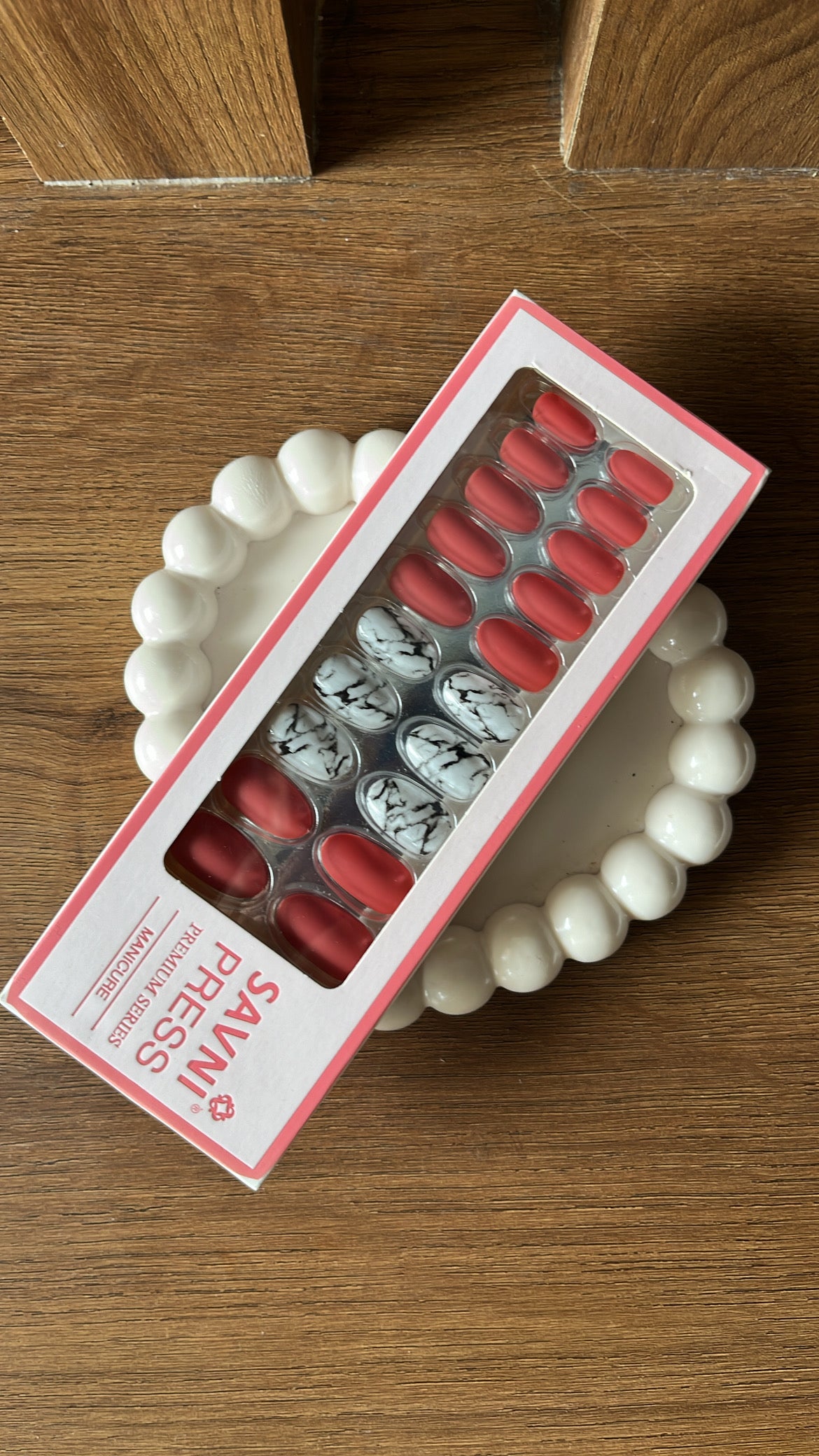 Red: 24 nails in a box - High Quality Nails